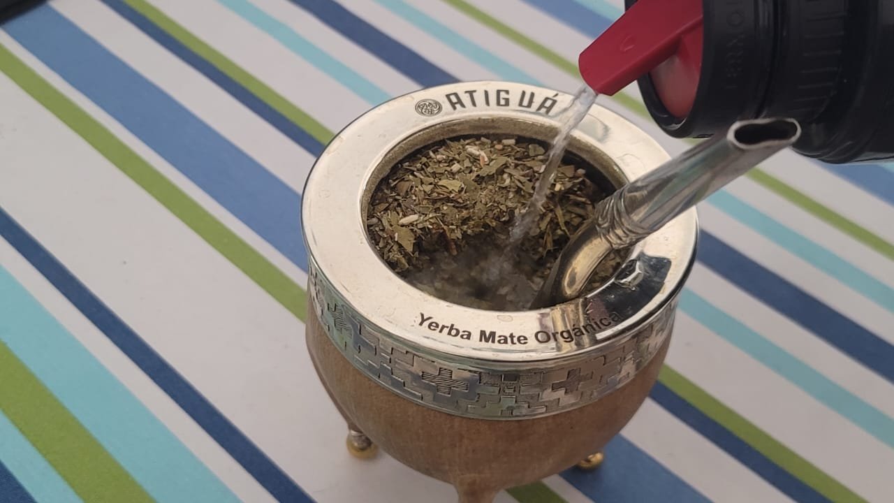 El arte de cebar un mate suave y equilibrado